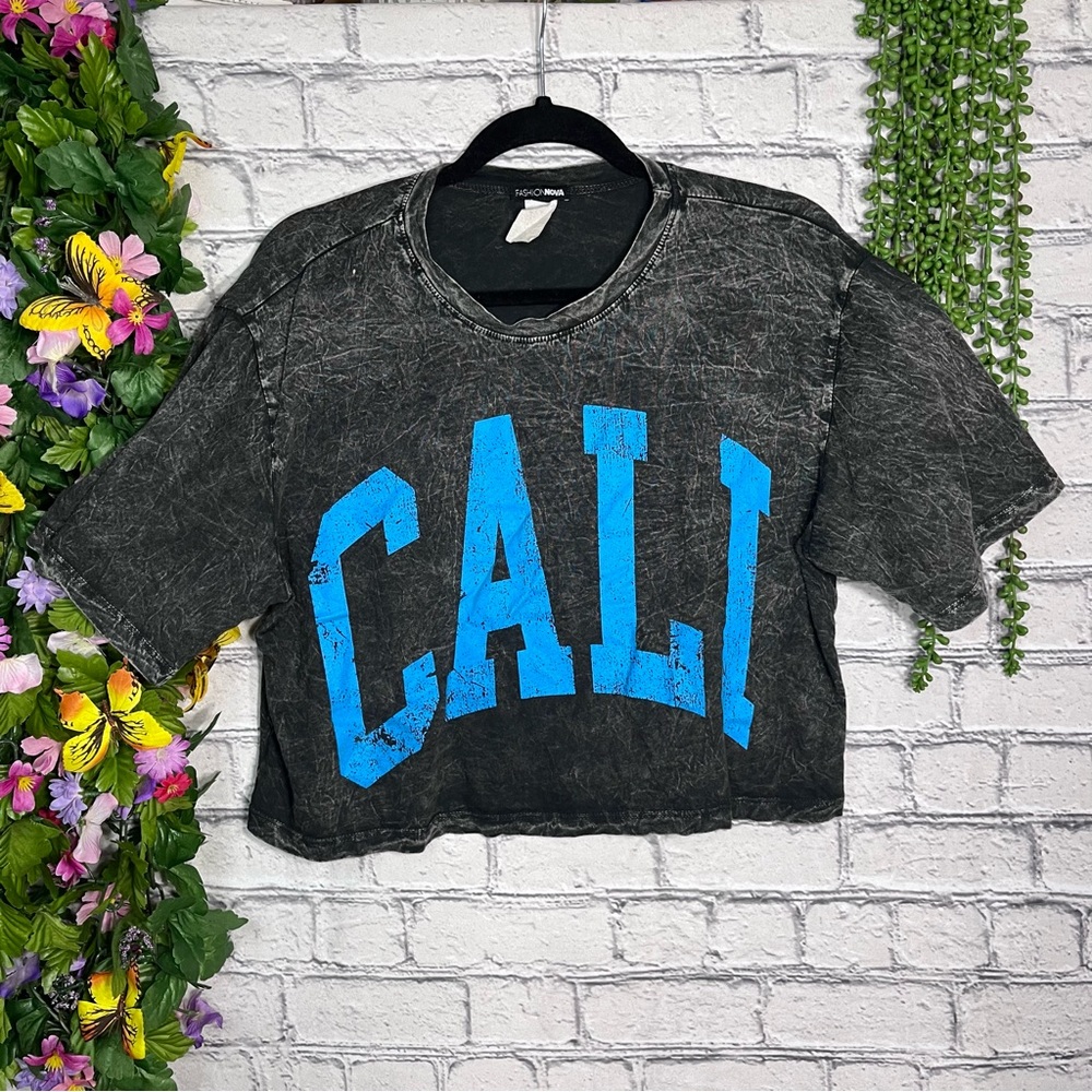 1🌼3/$30🌼Fashion Nova Short Sleeved Acid Wash Crop Top Size Medium